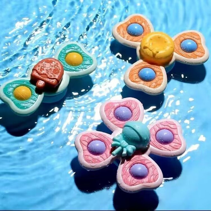 Bunte Badespielzeuge in Schmetterlingsform auf Wasseroberfläche, Kinderbadewanne, Sommer.