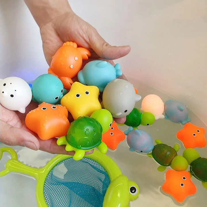 Bunte Badespielzeuge für Kinder, Meerestiere, Kunststoff, schwimmend, im Wasser gehalten.