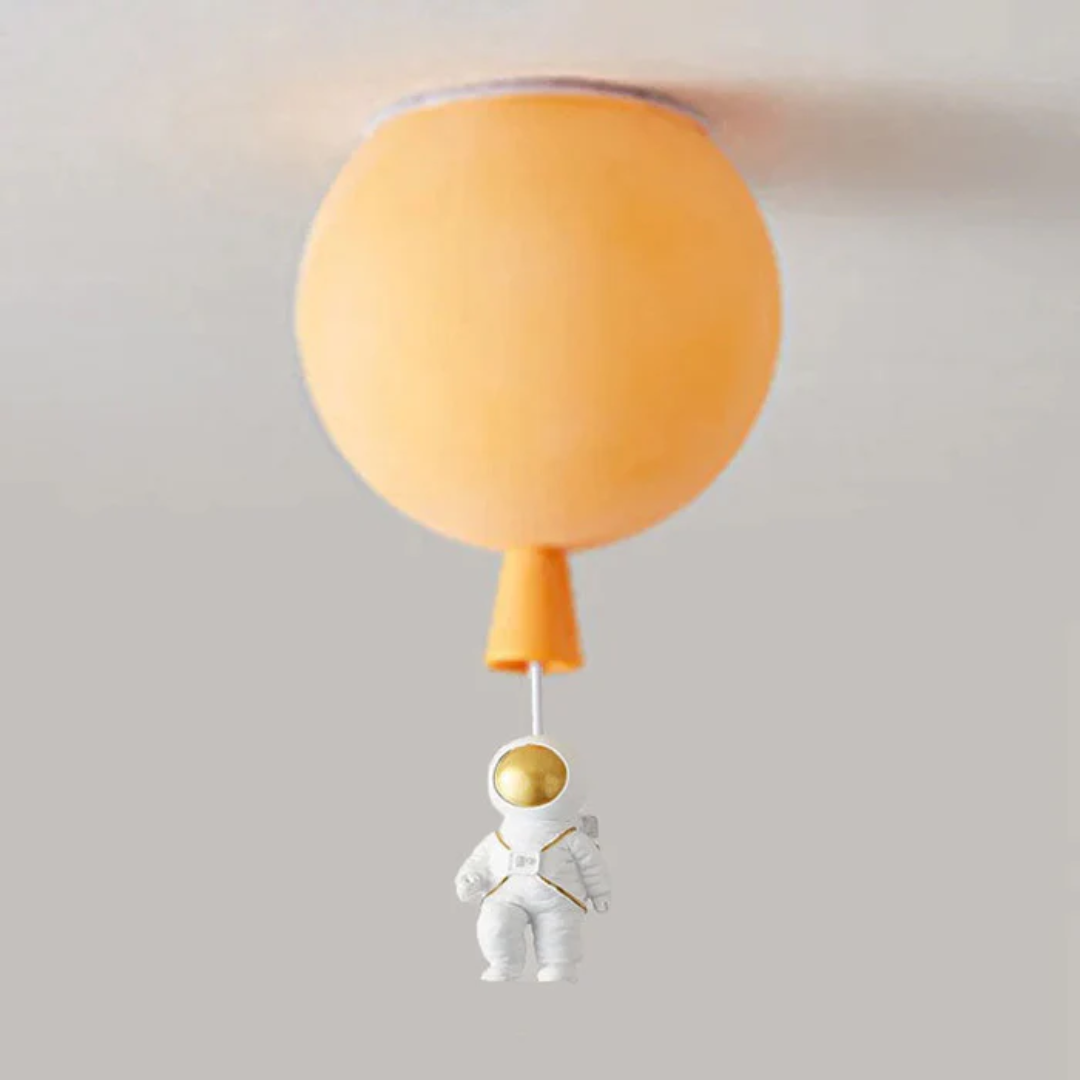 Orange Deckenleuchte mit Astronauten-Anhänger, modernes Design, Kinderzimmerlampe.