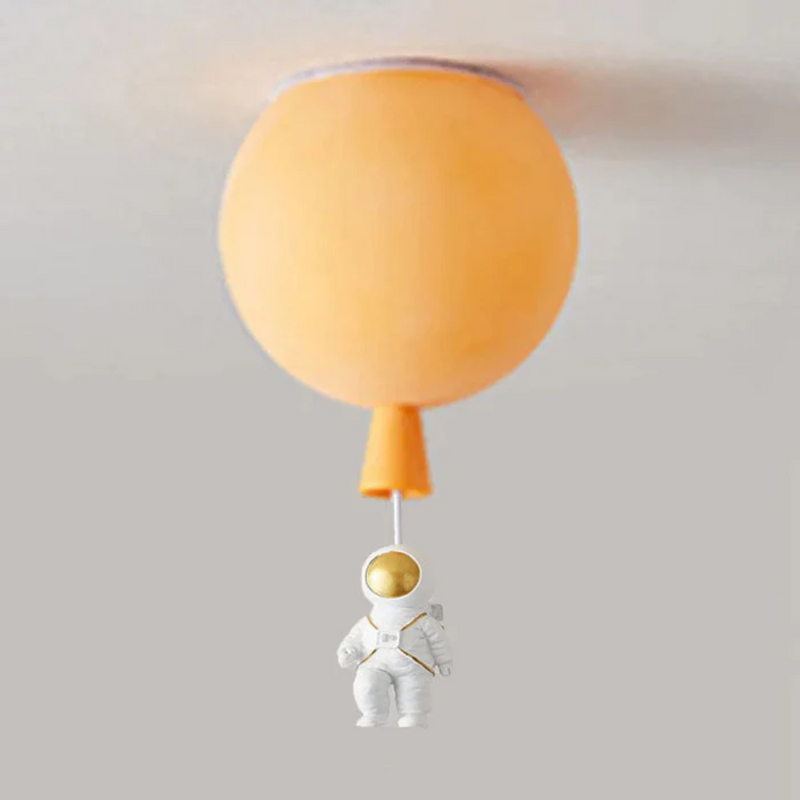 Orange Deckenleuchte mit Astronauten-Anhänger, modernes Design, Kinderzimmerlampe.
