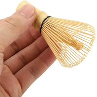 Bambus Matcha-Besen in Hand, traditionelles Teezubehör, Naturmaterial, japanische Teezeremonie.