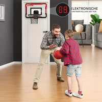 Vater und Sohn spielen Basketball mit elektronischem Türkorb, LED-Anzeige, Indoor-Spielzeug.