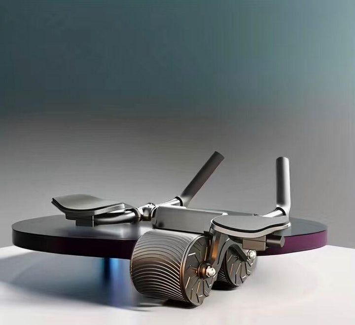 Silbernes Bauchmuskelrad mit Doppelrollen auf grauem Hintergrund, Fitnessgerät für Core-Training.