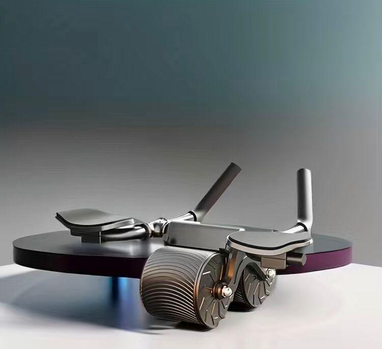 Silbernes Bauchmuskelrad mit Doppelrollen auf grauem Hintergrund, Fitnessgerät für Core-Training.