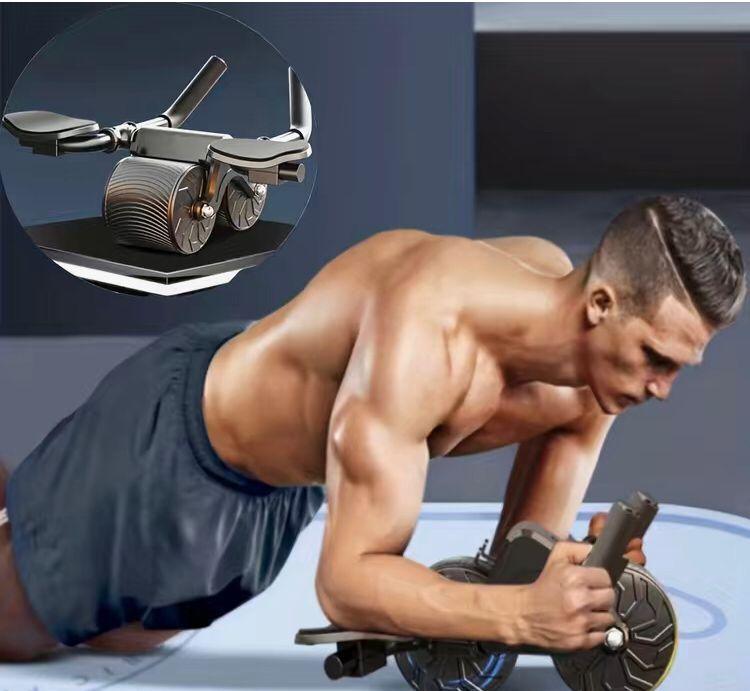 Mann trainiert mit schwarzem Bauchroller, Fitnessgerät für Bauchmuskeltraining, Heimtraining.