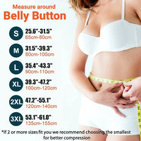 Frau misst Taille mit Maßband, Größenübersicht für Bauchumfang, weiße Unterwäsche.