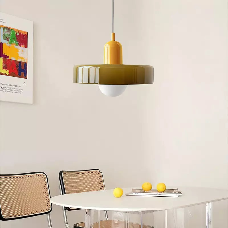 Gelbe Bauhaus Pendelleuchte aus Glas über Esstisch, modernes Design, Wohnzimmerbeleuchtung.