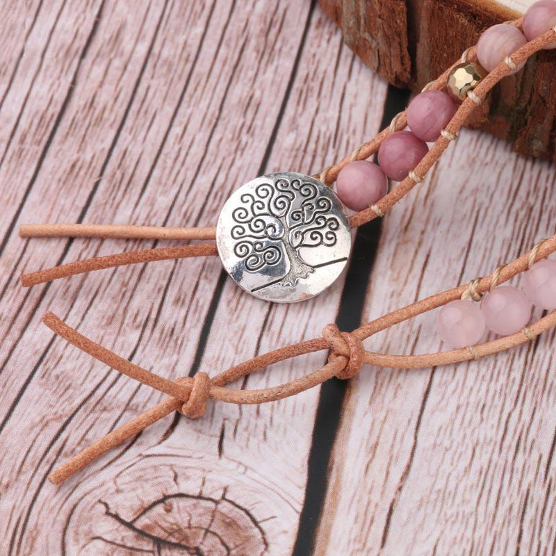 Lederarmband mit Lebensbaum-Anhänger, rosa Perlen, handgefertigt, Boho-Schmuck, Damenaccessoire.