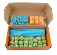 Baukasten-Set mit blauen Stäben, grünen und orange Kugeln in offener Kartonverpackung.