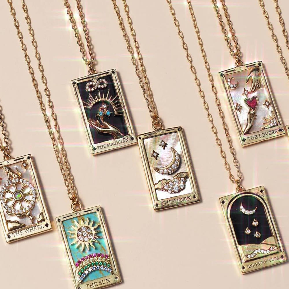 Goldene Tarot-Anhänger mit Ketten, verschiedene Designs, Schmuck, Esoterik, Geschenkideen.