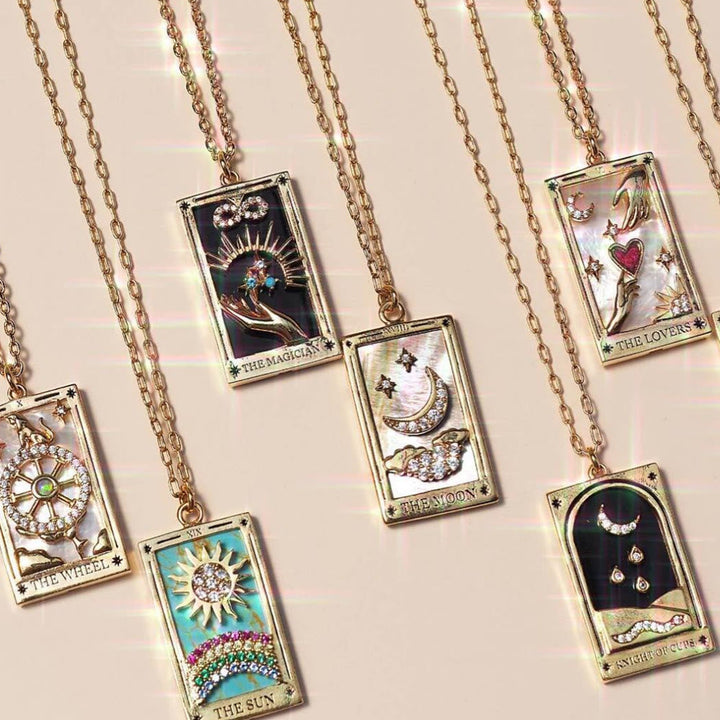 Goldene Tarot-Anhänger mit Ketten, verschiedene Designs, Schmuck, Esoterik, Geschenkideen.