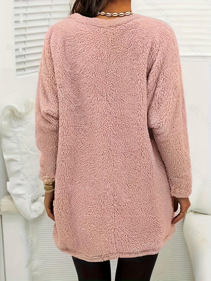 Frau in rosa Teddy-Fleece-Mantel, gemütlich, modisch, Winterbekleidung, Rückansicht.