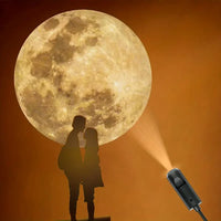 Projektor wirft Mondlicht und Silhouette eines Paares an die Wand, romantische Beleuchtung.