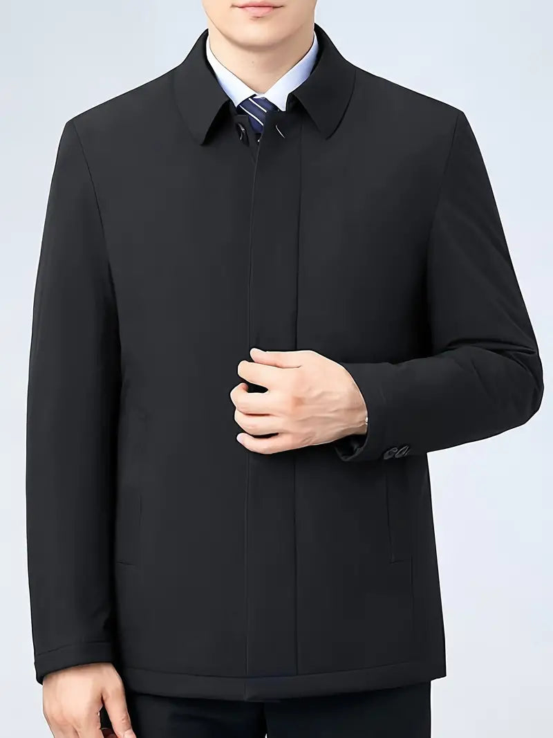 Mann in schwarzem Anzugmantel, formell, elegant, Businessmode, Herrenbekleidung.