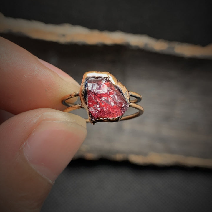 Roter Granat-Ring, handgefertigt, Kupferfassung, einzigartiger Edelstein-Schmuck, Boho-Stil.