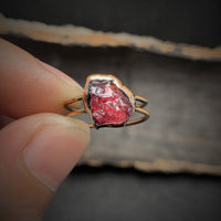 Roter Rohstein-Ring, handgefertigt, Kupferfassung, einzigartiger Schmuck, Boho-Stil.