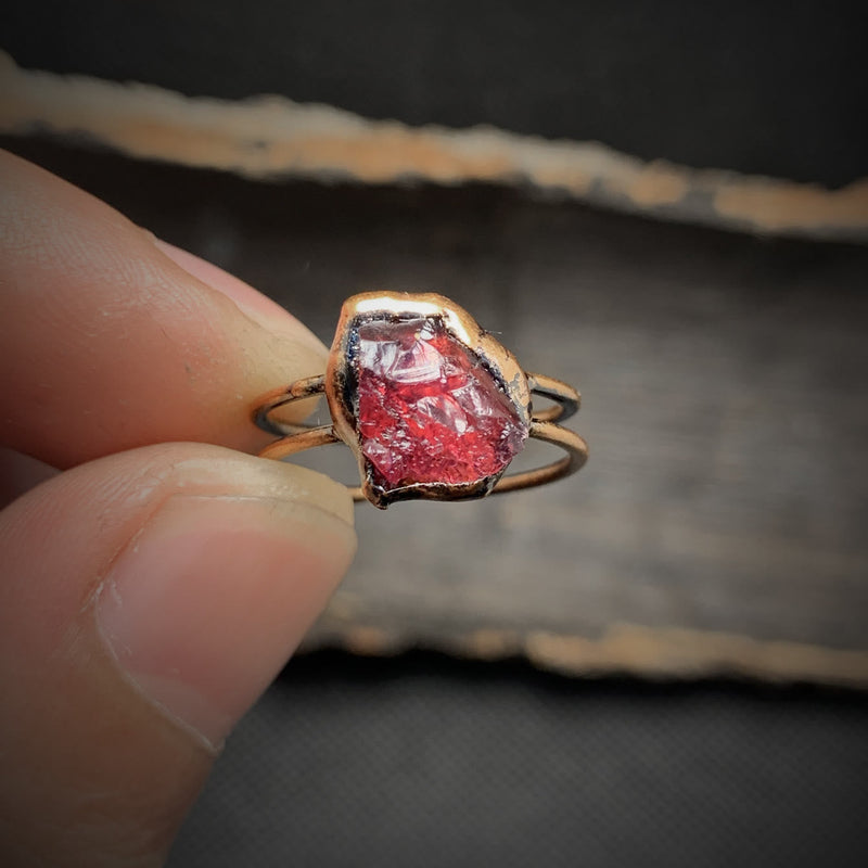 Roter Rohstein-Ring, handgefertigt, Kupferfassung, einzigartiger Schmuck, Boho-Stil.