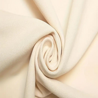 Beiger Baumwollstoff, weicher Textilstoff, ideal für Kleidung und Heimtextilien.