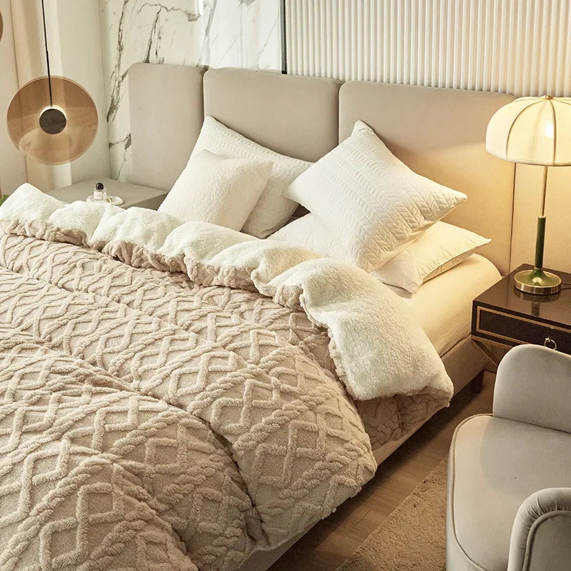 Luxuriöses beige Bettwäsche-Set aus Fleece, Kissen und Decke, gemütliches Schlafzimmer-Dekor.