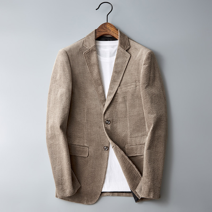 Beiger Cord-Blazer für Herren, elegant, mit weißem T-Shirt, auf Holzkleiderbügel.