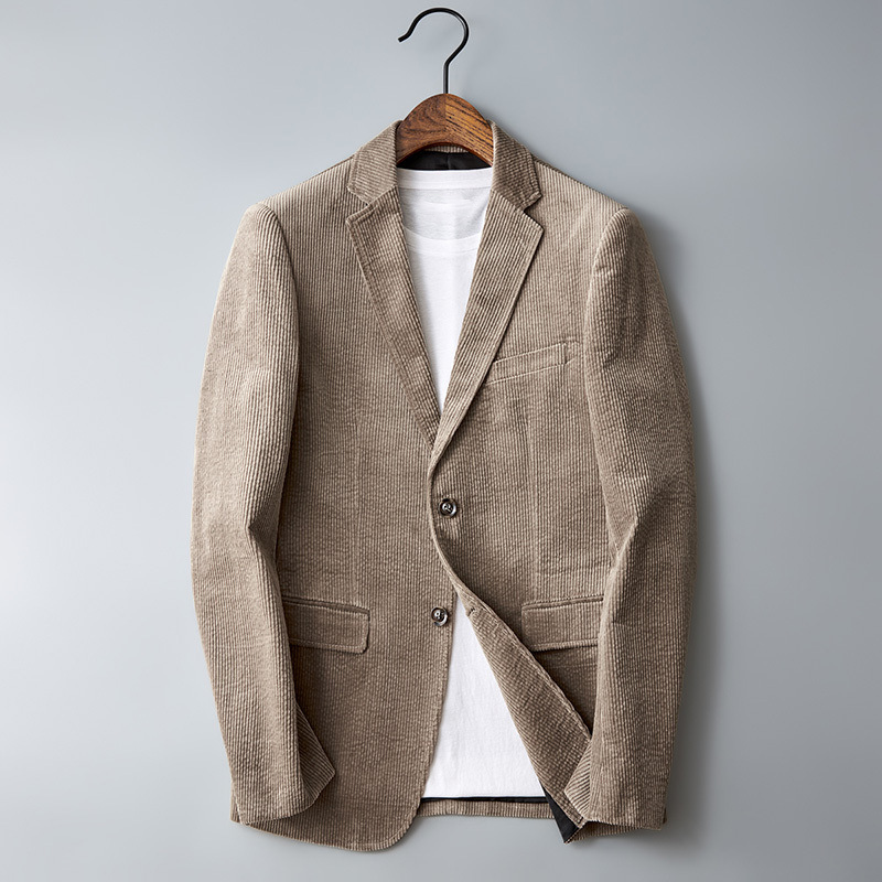 Beiger Cord-Blazer für Herren, elegant, mit weißem T-Shirt, auf Holzkleiderbügel.