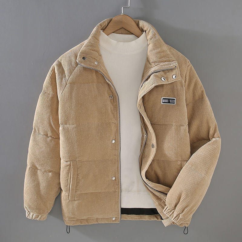 Beige Cordjacke Herren, gesteppt, mit Reißverschluss und Knöpfen, auf Kleiderbügel.