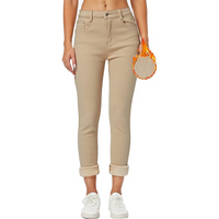 Frau in beige Jeans, weiße Sneaker, hält orange Tasche, Mode, Damenbekleidung, Freizeitlook.