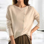 Damenpullover beige, Knopfleiste, Langarm, weiches Material, modisch, elegant, Herbstmode.