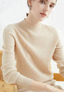 Frau trägt beige Strickpullover, Carmela Comfort, Freizeitmode, elegantes Design, Luca Norelli.