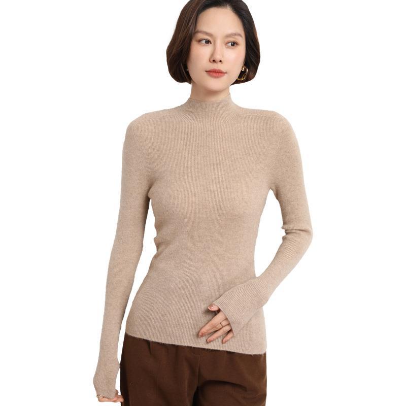 Frau trägt beige Kaschmirpullover, Rollkragen, langärmelig, elegant, modisch.