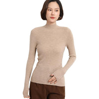 Frau trägt beige Kaschmirpullover, Rollkragen, langärmelig, elegant, modisch.
