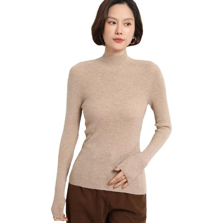 Frau trägt beige Kaschmirpullover, Rollkragen, langärmelig, elegant, modisch.