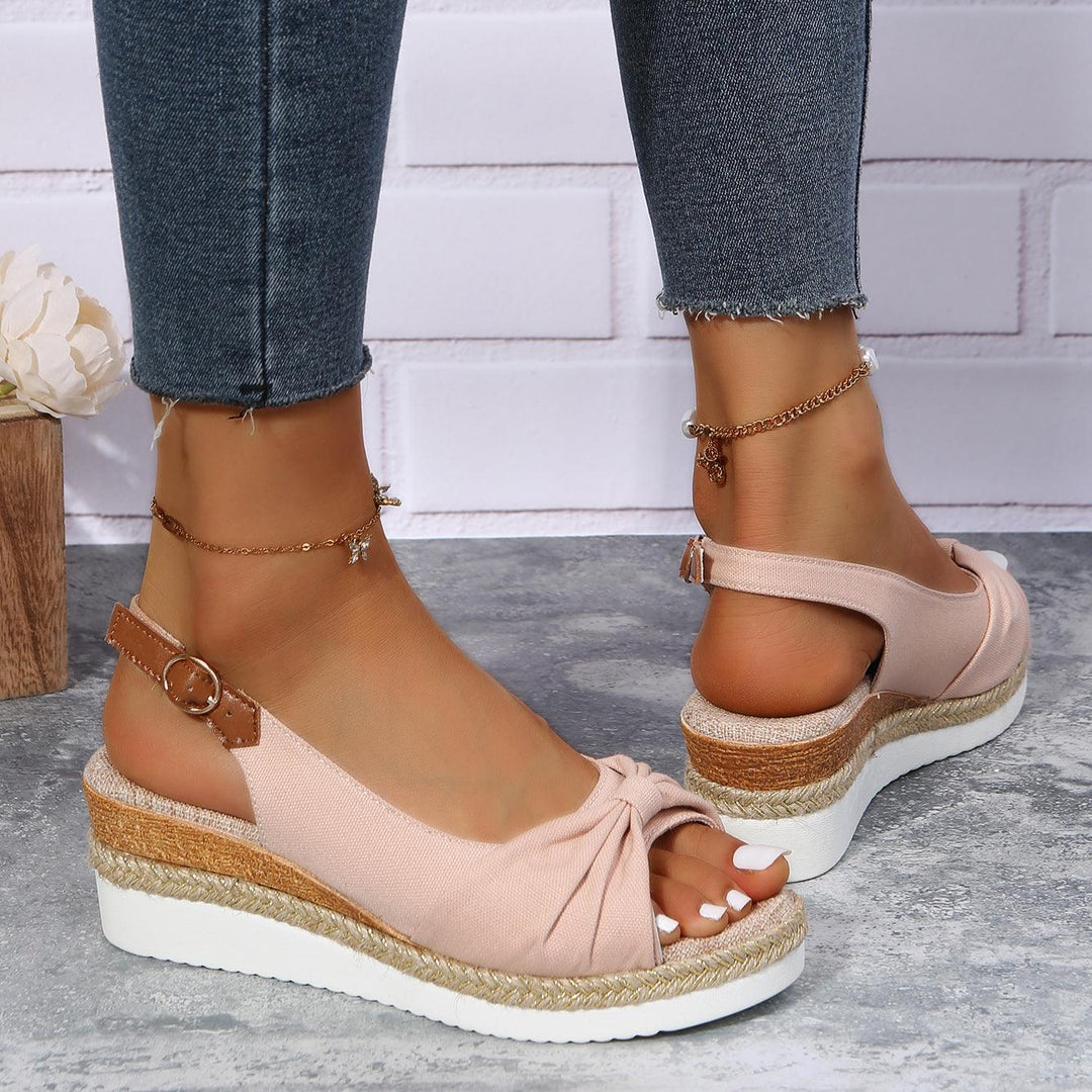 Damen Sandalen Rosa Keilabsatz, bequem, Sommermode, Casual, verstellbarer Riemen, Jeanshintergrund.