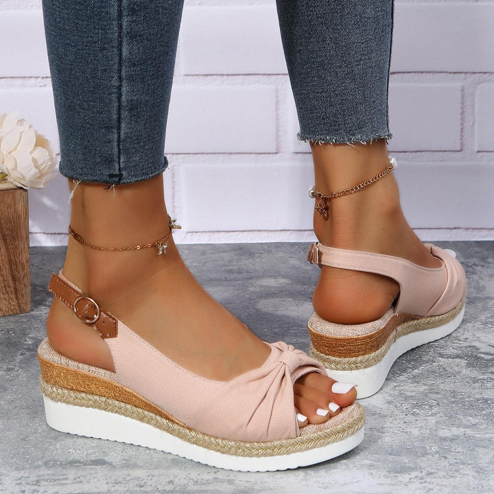 Damen Sandalen Rosa Keilabsatz, bequem, Sommermode, Casual, verstellbarer Riemen, Jeanshintergrund.