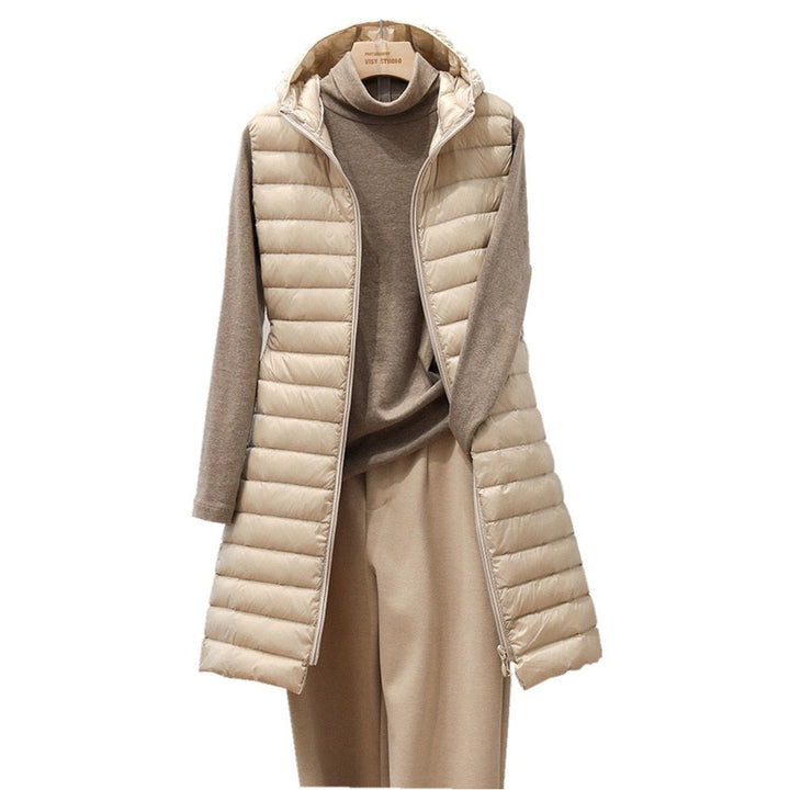 Beige Damen-Daunenweste mit Kapuze, ärmellose Jacke, Herbstmode, warm, elegant.