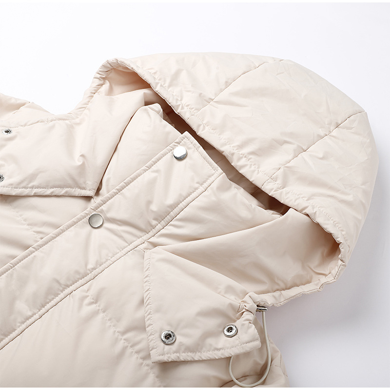 Beige Damen-Daunenjacke mit Kapuze, Knöpfen und Kordelzug, Wintermode.