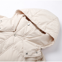 Beige Damen-Daunenjacke mit Kapuze, Knöpfen und Kordelzug, Wintermode.