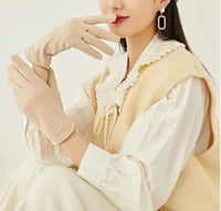 Frau trägt beige Handschuhe aus Wolle, elegantes Design, Herbstmode, stilvolle Accessoires.