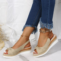 Beige Damen-Sandalen mit Keilabsatz, geflochtenem Detail, bequem, modisch, Sommermode.
