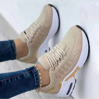 Beige Damen-Sneaker, atmungsaktiv, mit weißer Sohle, ideal für Freizeit und Sport.