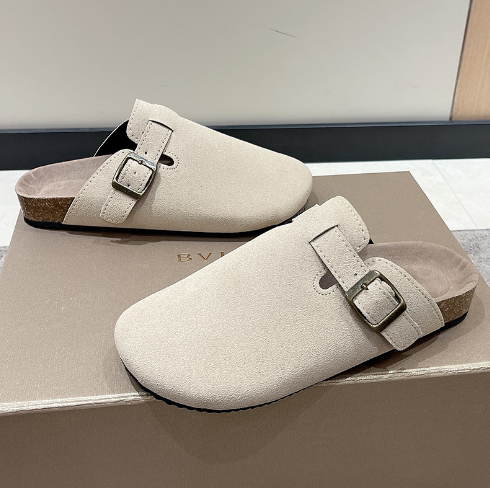Beige Wildleder-Pantoletten mit Schnalle auf Schuhkarton, modische Damen-Slipper.