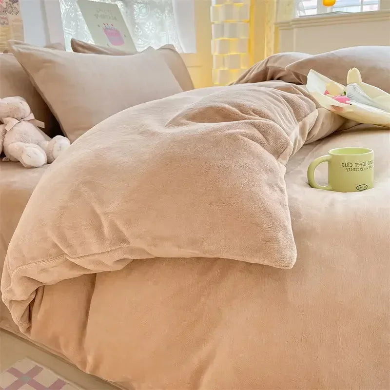 Beige Bettwäsche-Set aus Samt, gemütlich, mit Kissen und Tasse, Schlafzimmer-Dekor.