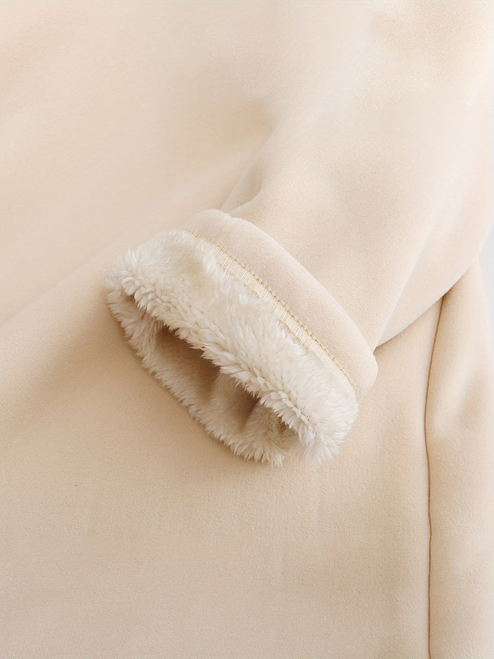 Beige Fleecejacke mit weichem Kunstfellfutter, warm, gemütlich, modisch, Winterbekleidung.