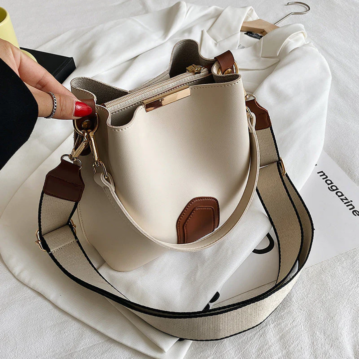 Beige Damenhandtasche mit breitem Schultergurt, Lederakzente, modisch, elegant, vielseitig.