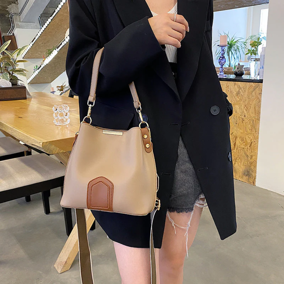 Frau mit beiger Ledertasche, Umhängetasche, modisch, elegant, Büro, Freizeit, Damenmode.