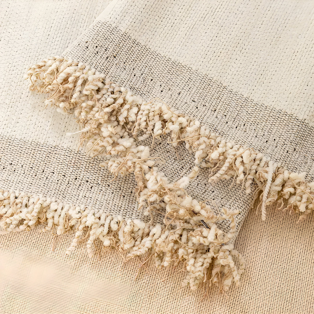 Beige handgewebter Wollteppich mit Fransen, rustikales Design, Wohnzimmerdekoration.