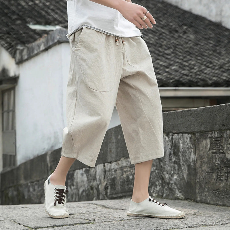 Beige Leinen-Caprihose für Herren, lässig, bequem, ideal für Sommermode.