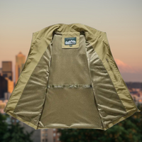 Beige Outdoorjacke mit Netzfutter, ideal für Wandern und Camping, vor Stadtlandschaft.