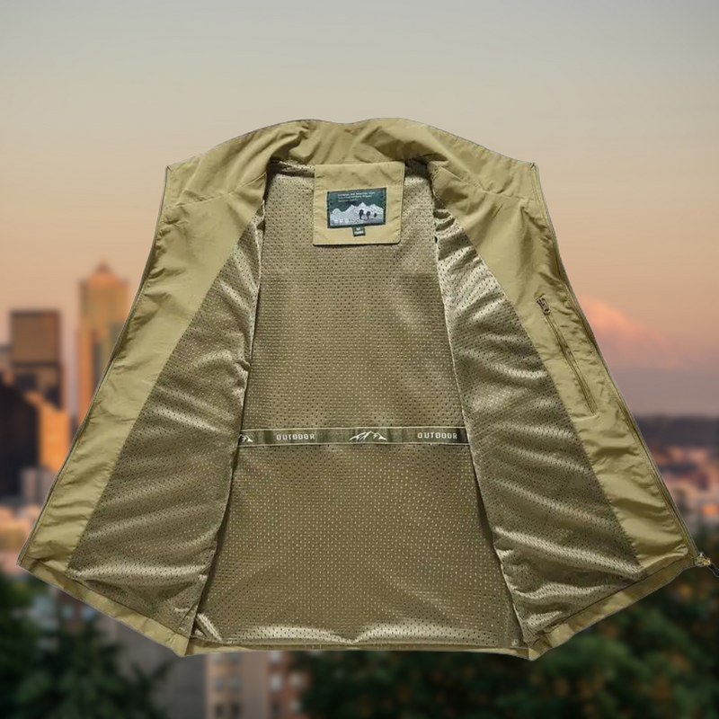 Beige Outdoorjacke mit Netzfutter, ideal für Wandern und Camping, vor Stadtlandschaft.