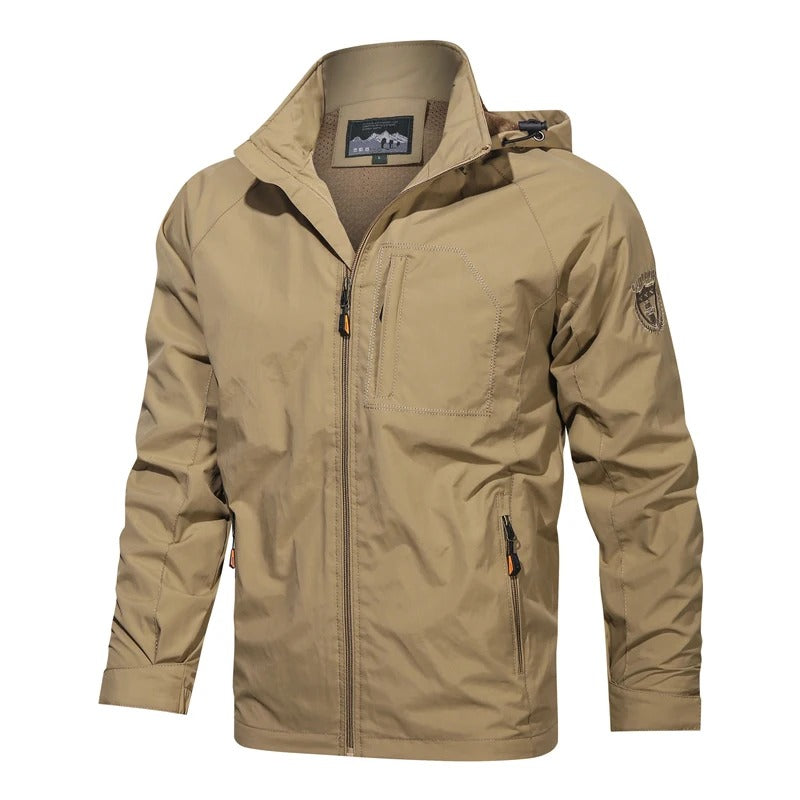 Beige Herren-Windjacke mit Kapuze, Reißverschluss und Taschen, Outdoor- und Freizeitkleidung.
